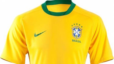 camiseta seleção garrafa pet